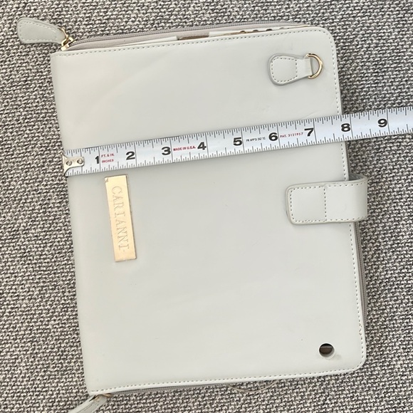Carianni White IPad Case with Minimalist Design - Picture 15 of 16